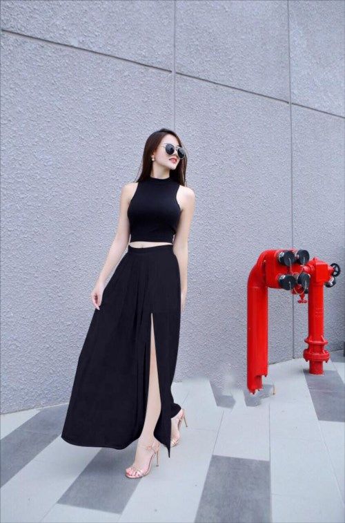 Bạn cũng hoàn toàn có thể phối chân váy maxi đen dài với áo croptop.